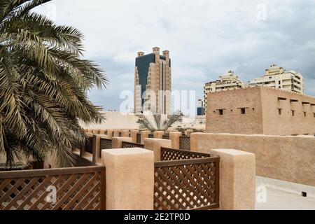 SHARJAH, ÉMIRATS ARABES UNIS - 25 FÉVRIER 2018 : bâtiments traditionnels à l'intérieur de la zone du patrimoine de Sharjah. Banque D'Images