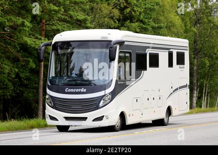 Concorde Charisma luxe motorhome conduite le long de l'autoroute 25 en direction du port de Hanko pendant une journée d'été. Raasepori, Finlande. 24 juillet 2020. Banque D'Images