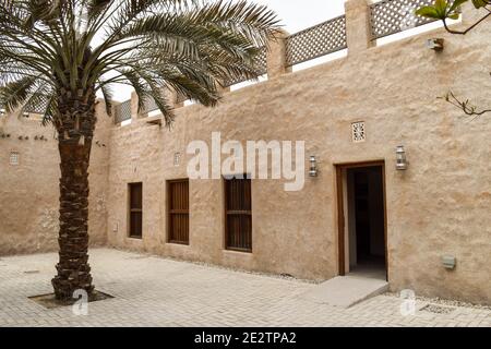 SHARJAH, ÉMIRATS ARABES UNIS - 25 FÉVRIER 2018 : un palmier à l'intérieur d'une cour intérieure dans la zone du patrimoine de Sharjah. Banque D'Images