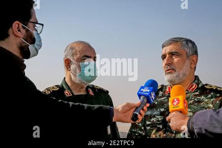 Iran, Iran. 15 janvier 2021. Le corps des Gardiens de la révolution (IRGC) le chef du corps des Gardiens de la révolution iranienne, commandant en chef du corps des Gardiens de la révolution islamique Hossein salami (C) le commandant de la Force aérospatiale Amir Ali Hajizadeh (R), parlant à la télévision iranienne un lancement de missiles au cours d'un exercice militaire dans un endroit inconnu du centre de l'Iran. Credit: Abaca Press/Alay Live News Banque D'Images