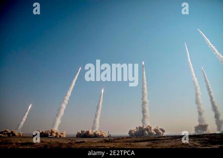 Iran, Iran. 15 janvier 2021. Le corps des Gardiens de la révolution (IRGC) de l'Iran lance des missiles au cours d'un exercice militaire dans un endroit inconnu du centre de l'Iran. Les Gardiens de la révolution iranienne ont lancé un missile et un tir de drone dans le centre de l'Iran, a indiqué leur site Web officiel, marquant le troisième exercice tenu par l'armée du pays en près de deux semaines. Iran, le 15 janvier 2021. Photo de SalamePix/ABACAPRESS. Credit: Abaca Press/Alay Live News Banque D'Images