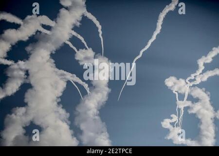 Iran, Iran. 15 janvier 2021. Le corps des Gardiens de la révolution (IRGC) de l'Iran lance des missiles au cours d'un exercice militaire dans un endroit inconnu du centre de l'Iran. Les Gardiens de la révolution iranienne ont lancé un missile et un tir de drone dans le centre de l'Iran, a indiqué leur site Web officiel, marquant le troisième exercice tenu par l'armée du pays en près de deux semaines. Iran, le 15 janvier 2021. Photo de SalamePix/ABACAPRESS. Credit: Abaca Press/Alay Live News Banque D'Images