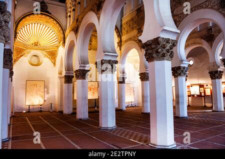 Santa Maria la Blanca à Tolède, Espagne et l'emplacement de l'arche de Torah festonnée. Banque D'Images