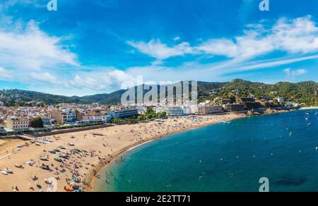 Plage de Tossa de Mar dans une belle journée d'été, Costa Brava, Catalogne, Espagne Banque D'Images