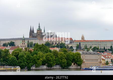 Prague, République tchèque - Le 26 juillet 2017 : les touristes à marcher le long de la rivière Vltava à Prague Banque D'Images