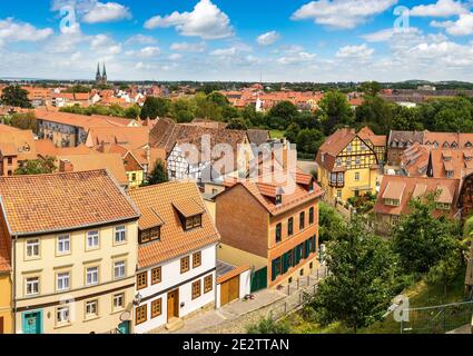 Vue panoramique aérienne de Quedlinburg en une belle journée d'été, en Allemagne Banque D'Images