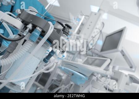 Fragment d'appareil respiratoire dans la salle d'opération rempli d'instruments et de machines. Banque D'Images