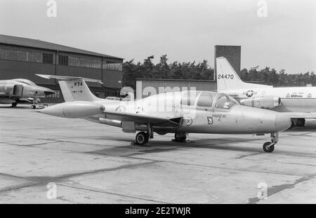 Photographie vintage en noir et blanc prise le 2 juin 1971 d'un entraîneur de jets à quatre places Morane-Saulnier MS.760 Paris, numéro de série 54, de l'Armée de l'Air française. Banque D'Images