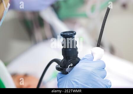 Endoscope dans les mains d'un endoscopiste. Aptitude au travail. Banque D'Images