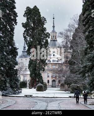 Extérieur de la collégiale du palais de la Granja de San Ildefonso, Segovia, Espagne, et ses jardins enneigés, où les plus anciens arbres de Sequoia Banque D'Images