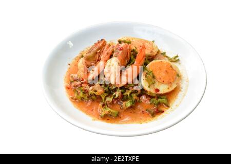 tranche de haricots épicés et aigre avec garniture de porc hachée Salade thaïlandaise aux œufs durs et aux crevettes sur le plat Banque D'Images