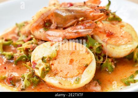 tranche de haricots épicés et aigre avec garniture de porc hachée Salade thaïlandaise aux œufs durs et aux crevettes sur le plat Banque D'Images