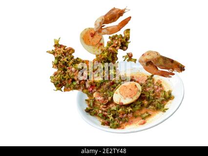 tranche de haricots épicés et aigre avec garniture de porc hachée Salade thaïlandaise aux œufs durs et aux crevettes sur le plat Banque D'Images