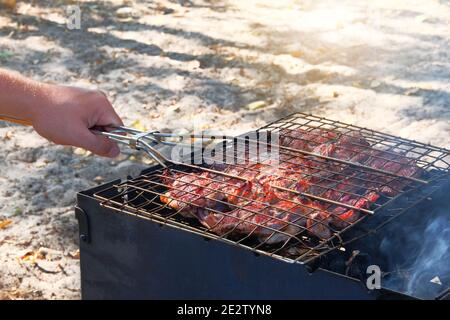 Des morceaux de viande frits en treillis sont rôtis sur le grill au festival en plein air. Cuisson de la viande sur le barbecue. Banque D'Images