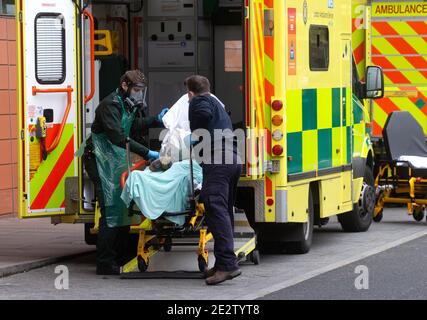 Londres, Royaume-Uni. 15 janvier 2021. Patients arrivant à l'hôpital Royal London. Les lignes d'ambulances à l'extérieur de l'hôpital, le NHS étant soumis à de fortes pressions avec l'augmentation continue des cas Covid-19. Crédit : Mark Thomas/Alay Live News Banque D'Images