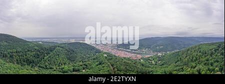 Tir de drone aérien de Heidelberg depuis la colline de Konigstuhl en surmoulé matin d'été Banque D'Images