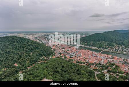 Tir de drone aérien de Heidelberg depuis la colline de Konigstuhl en surmoulé matin d'été Banque D'Images