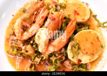 tranche de haricots épicés et aigre avec garniture de porc hachée Salade thaïlandaise aux œufs durs et aux crevettes sur le plat Banque D'Images