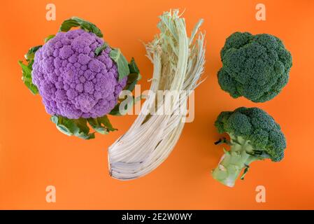 Chardon de brocoli de chou-fleur violet isolé sur fond de couleur orange, vue du dessus plat Banque D'Images