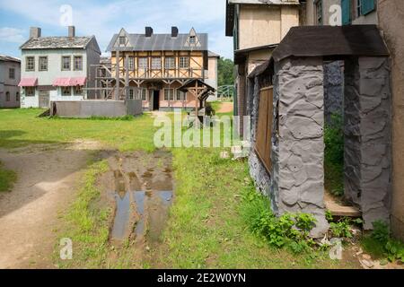 Région de Moscou, ville de cinéma Piligrim Porto, 5 août 2020 : décor en bois de la vieille ville pour le tournage de longs métrages Banque D'Images