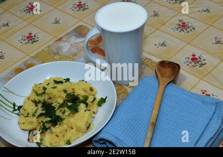 Plats traditionnels dans le village pommes de terre bouillies avec bacon rôti et du lait acide Banque D'Images