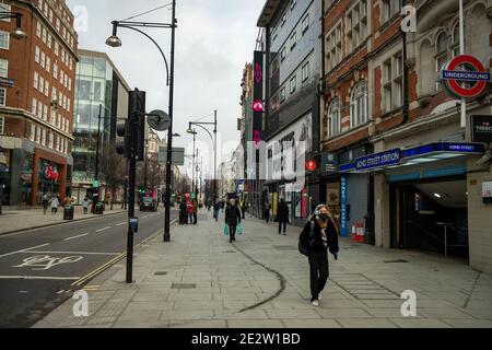 Londres- janvier 2021: Scène calme d'Oxford Street pendant le dernier verrouillage pour contrôler le virus Covid 19. Banque D'Images