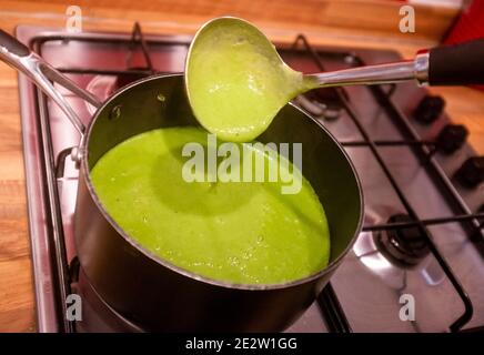 Cuisine maison faire de la soupe aux pois prête à servir avec une louche Banque D'Images