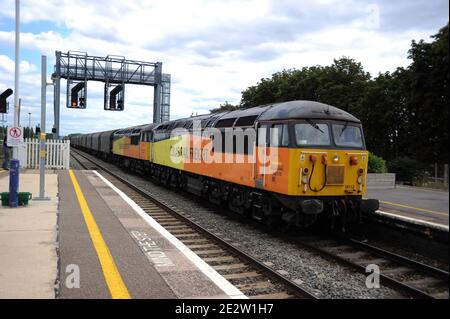 56113 (menants) et 56087 personnes dirigent un fret Tilbury - Llanwern par Didcot Parkway. Banque D'Images