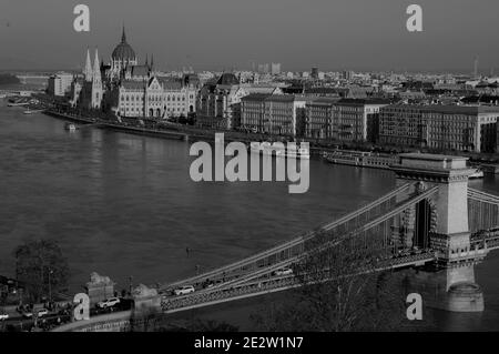 Vue panoramique en noir et blanc de Budapest depuis le haut avec chaîne Pont Széchenyi Lánchíd en premier plan le fleuve Danub et le Parlement en arrière-plan Banque D'Images