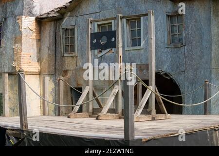 Région de Moscou, ville de film Piligrim Porto, 5 août 2020 : échafaudage vide avec un lieu d'exécution et des gouffettes en bois. Maisons d'architecture de l'Euro Banque D'Images