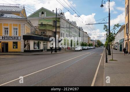 RYBINSK, RUSSIE / AOÛT 15,2020 : vue sur la rue au centre de la ville de Rybinsk, rue Krestovaya Banque D'Images