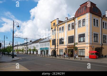 RYBINSK, RUSSIE / AOÛT 15,2020 : vue sur la rue au centre de la ville de Rybinsk, rue Krestovaya Banque D'Images