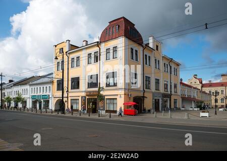 RYBINSK, RUSSIE / AOÛT 15,2020 : vue sur la rue au centre de la ville de Rybinsk, rue Krestovaya Banque D'Images