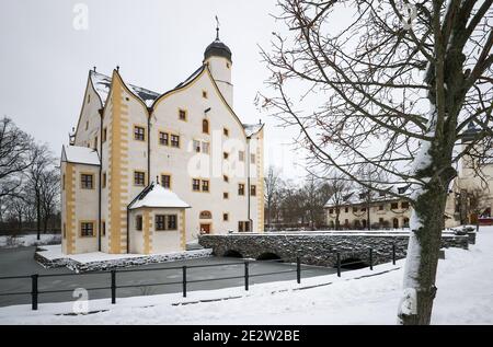 14 janvier 2021, Saxe, Klaffenbach : le château de Klaffenbach recouvert de neige au bord de la rivière Würschnitz. Photo: Jan Woitas/dpa-Zentralbild/ZB Banque D'Images