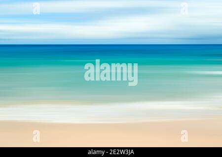 Un résumé de paysage marin avec mouvement panoramique combiné à une longue exposition. L'image affiche des couleurs pastel douces dans un style rétro. Banque D'Images