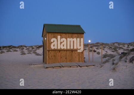 Maisons en bois pour pêcheur sur une plage vide la nuit à Comporta, Portugal Banque D'Images