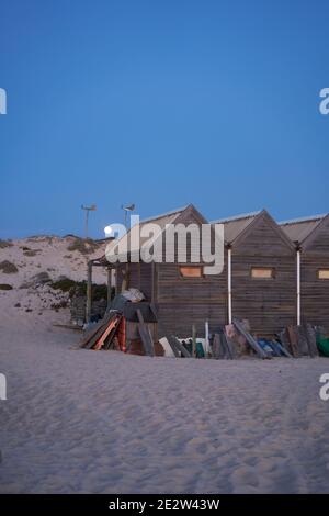 Maisons en bois pour pêcheur sur une plage vide la nuit à Comporta, Portugal Banque D'Images