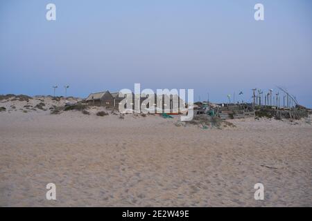 Maisons en bois pour pêcheur sur une plage vide la nuit à Comporta, Portugal Banque D'Images