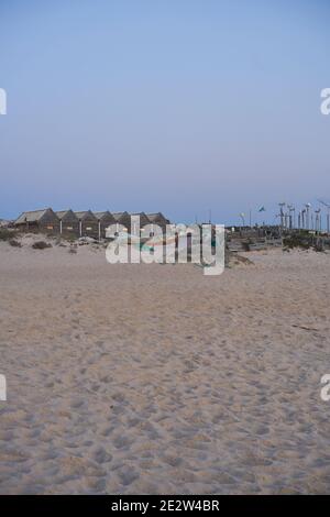 Maisons en bois pour pêcheur sur une plage vide la nuit à Comporta, Portugal Banque D'Images