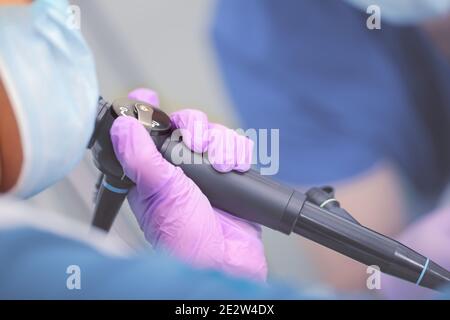 Endoscope dans la main du médecin pendant le test médical. Banque D'Images