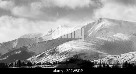 Une image en noir et blanc du Blencathra de 868 m de haut recouvert de neige d'une layette sur l'A66 dans le district des lacs. Banque D'Images