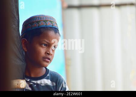 Hyderabad, Inde - 05 mars 2020 : un jeune Rohingya de 7 ans est seul sur le côté du camp de réfugiés Rohingya à Balapur, Hafiz Baba Na Banque D'Images