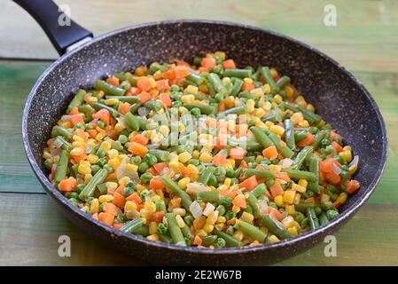 Remuez les légumes frits chauds sur la poêle. Concept de nourriture saine avec espace de copie. Banque D'Images