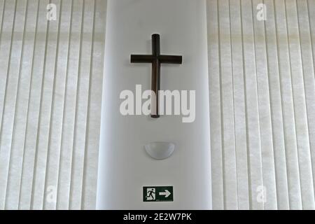 Mur avec rideau blanc, crucifix, lampe et plaque avec inscription à gauche sur la droite dans une salle de bal au Brésil, en Amérique du Sud Banque D'Images