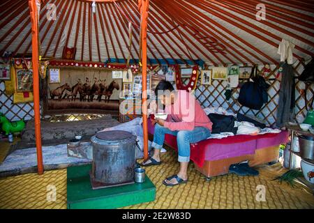 Mongol homme mangeant à l'intérieur traditionnel mongol ger / yourt, tente ronde portable sur la steppe de Mongolie Banque D'Images