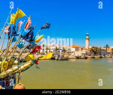 Panorama du Grau du Roi et du Canal Saint-Louis s'écoulant dans la Méditerranée, dans le Gard en Occitania, France. Banque D'Images