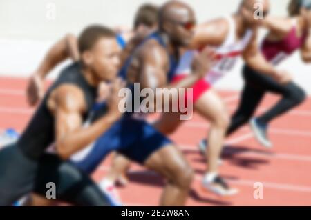 Photo floue des athlètes coureurs qui s'entraînent sur le terrain de suivi Banque D'Images