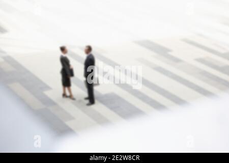 Vue en grand angle de l'homme d'affaires et de la femme d'affaires debout à l'extérieur place Banque D'Images