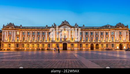 Place du Capitole, et le Capitole de nuit à Toulouse, haute Garonne, Occitanie, France Banque D'Images