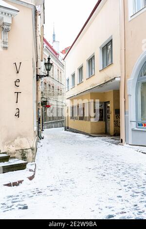 Estonie. Tallinn. 14 janvier 2021. Rues étroites de la vieille ville. Architecture médiévale des pays baltes. Hiver, paysage urbain. Photo de haute qualité Banque D'Images